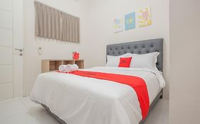 RedDoorz near Ciputra Golf Surabaya