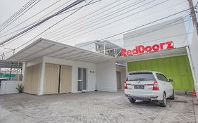 RedDoorz near Ciputra Golf Surabaya