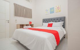 RedDoorz near Ciputra Golf Surabaya