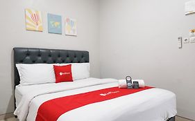 RedDoorz near Ciputra Golf Surabaya
